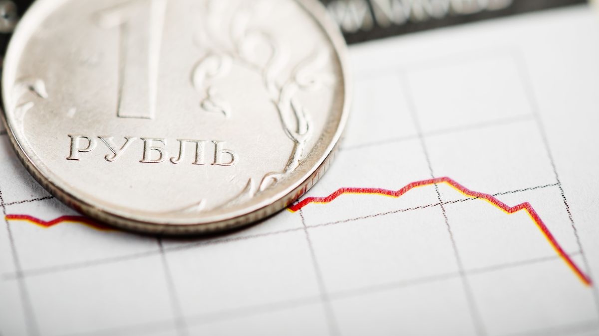 Rubl míří ke dnu. Moskva zuří, ale centrální banka zůstává klidná